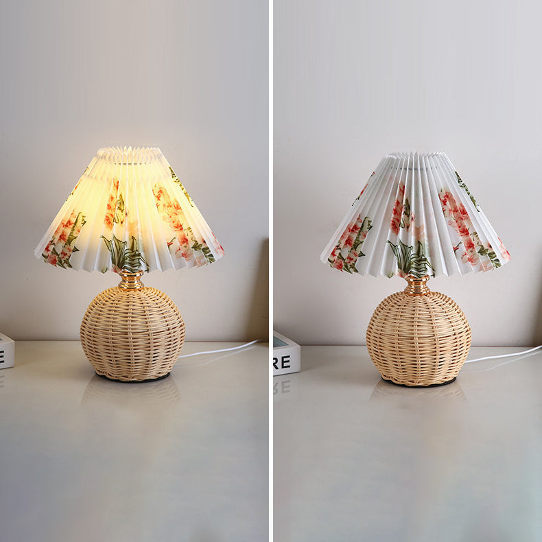 Lampa stołowa z plisowaną osłoną w stylu skandynawskim i oświetleniem LED