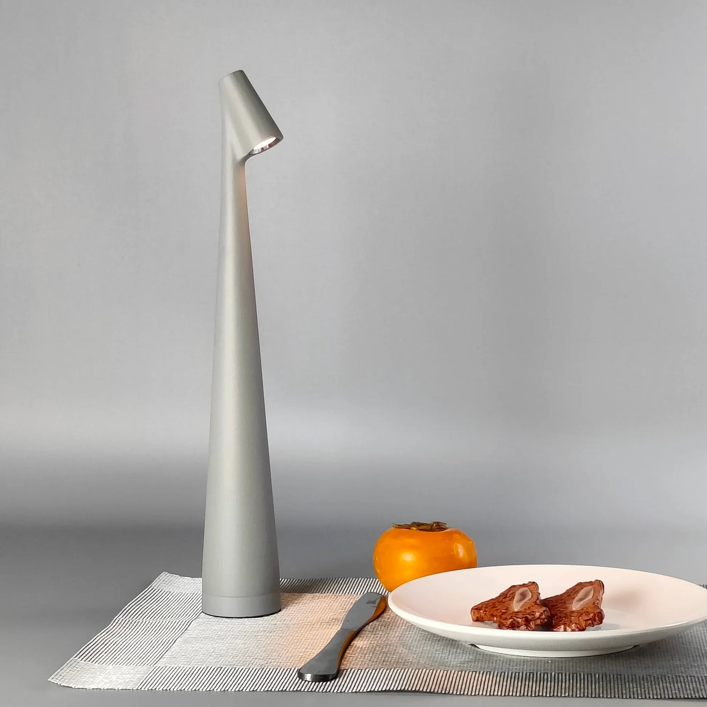 Bezprzewodowa lampa stołowa w stylu skandynawskim z portem USB do ładowania