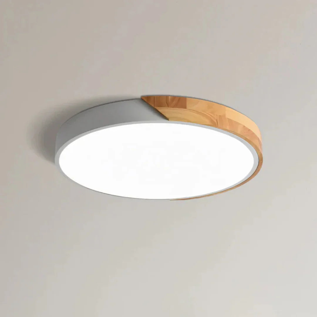 Lampa sufitowa LED w stylu skandynawskim z drewnianymi akcentami