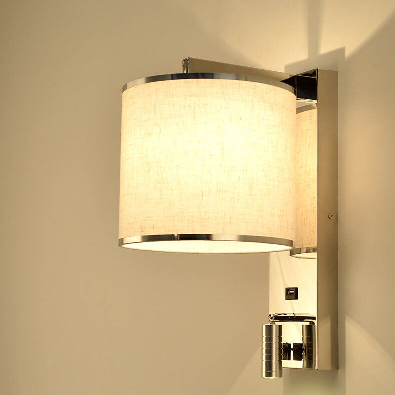Nowoczesna kinkietowa lampa ścienna do wnętrz z złotymi akcentami