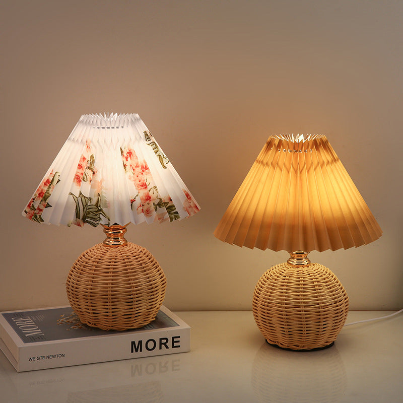Lampa stołowa z plisowaną osłoną w stylu skandynawskim i oświetleniem LED