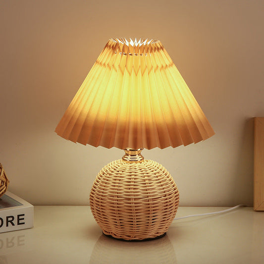 Lampa stołowa z plisowaną osłoną w stylu skandynawskim i oświetleniem LED