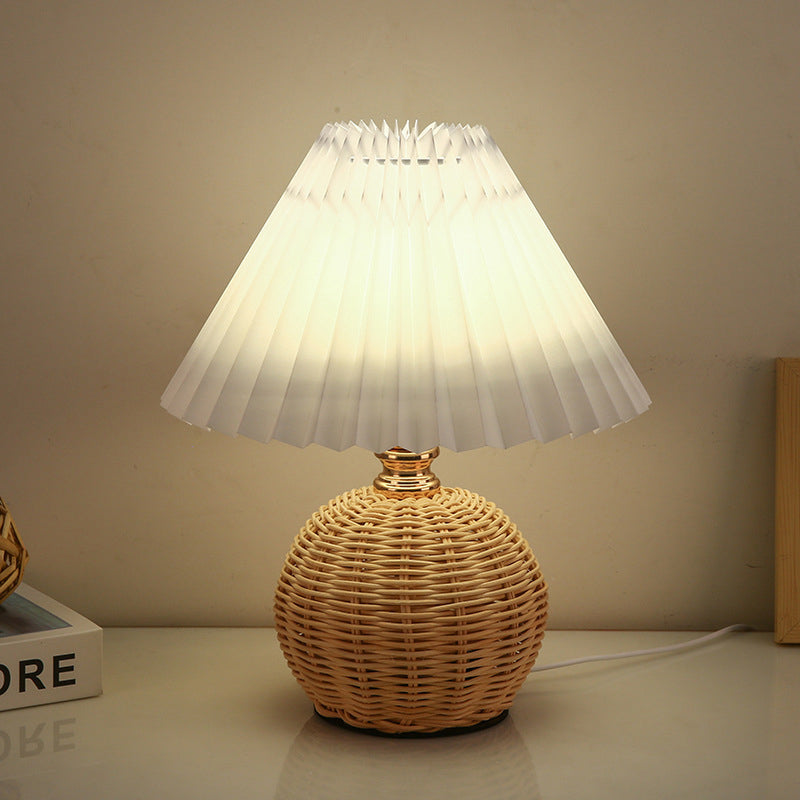 Lampa stołowa z plisowaną osłoną w stylu skandynawskim i oświetleniem LED