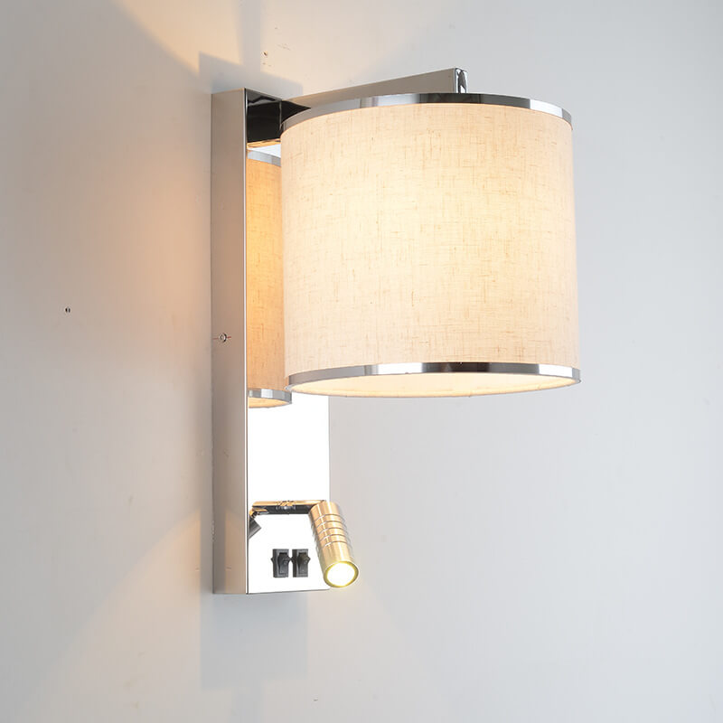 Nowoczesna kinkietowa lampa ścienna do wnętrz z złotymi akcentami