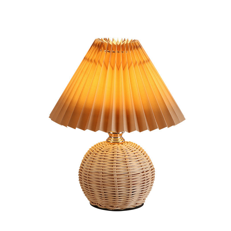 Lampa stołowa z plisowaną osłoną w stylu skandynawskim i oświetleniem LED