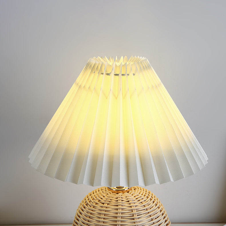 Lampa stołowa z plisowaną osłoną w stylu skandynawskim i oświetleniem LED