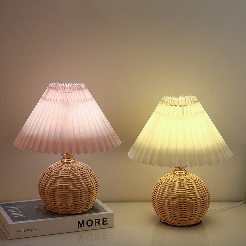 Lampa stołowa z plisowaną osłoną w stylu skandynawskim i oświetleniem LED