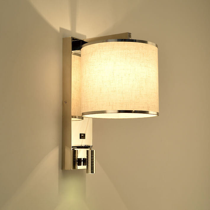 Nowoczesna kinkietowa lampa ścienna do wnętrz z złotymi akcentami