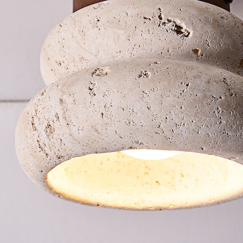 Rzeźbiona lampa sufitowa imitująca kamień