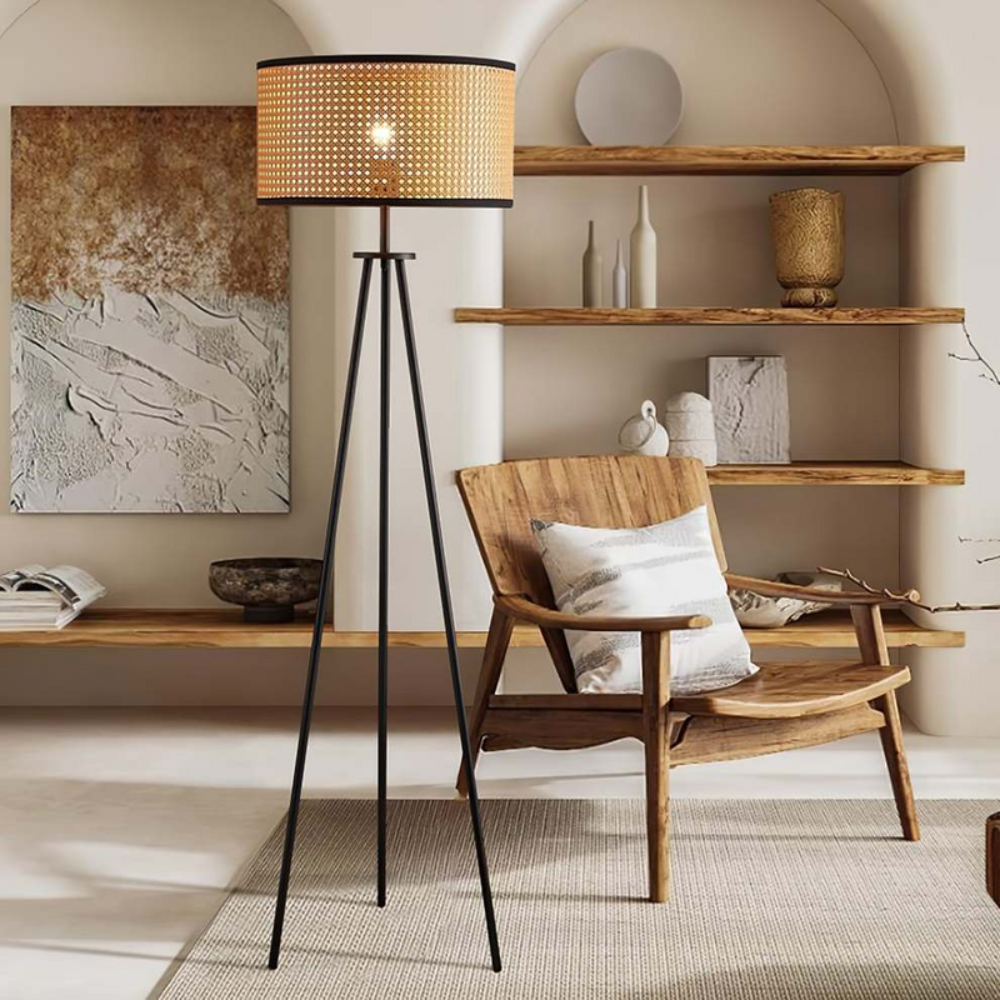 Lampa podłogowa Boho na statywie z rzeźbionym kloszem – oświetlenie akcentujące w stylu kinkietu