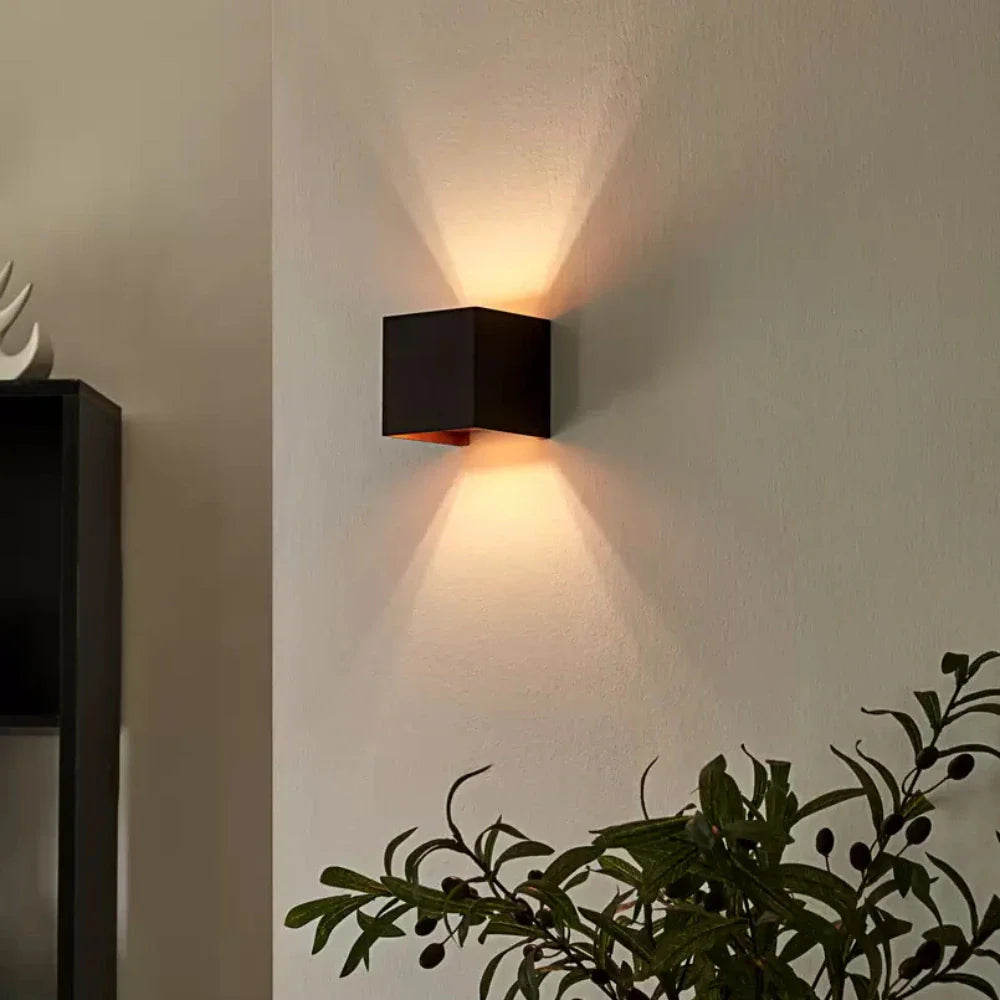 Nowoczesna lampa ścienna sześcienna z regulacją kąta światła