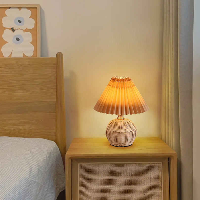 Lampa stołowa z plisowaną osłoną w stylu skandynawskim i oświetleniem LED