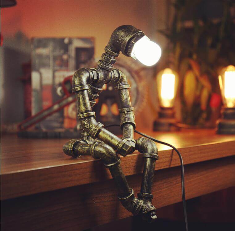 Retro przemysłowa lampa stołowa w kształcie robota