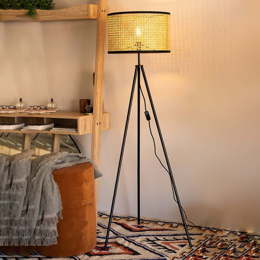 Lampa podłogowa Boho na statywie z rzeźbionym kloszem – oświetlenie akcentujące w stylu kinkietu