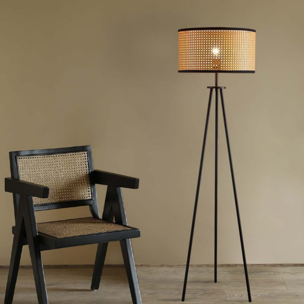 Lampa podłogowa Boho na statywie z rzeźbionym kloszem – oświetlenie akcentujące w stylu kinkietu