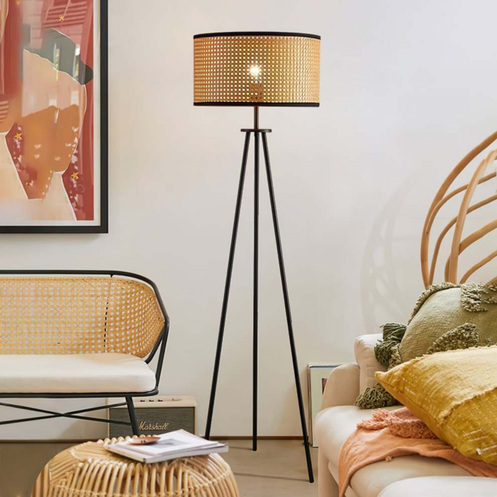 Lampa podłogowa Boho na statywie z rzeźbionym kloszem – oświetlenie akcentujące w stylu kinkietu