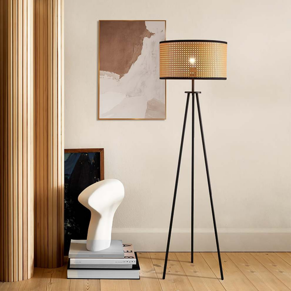 Lampa podłogowa Boho na statywie z rzeźbionym kloszem – oświetlenie akcentujące w stylu kinkietu