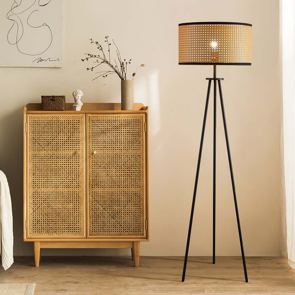 Lampa podłogowa Boho na statywie z rzeźbionym kloszem – oświetlenie akcentujące w stylu kinkietu