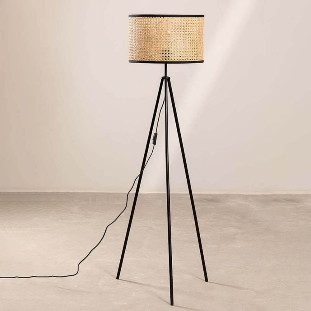 Lampa podłogowa Boho na statywie z rzeźbionym kloszem – oświetlenie akcentujące w stylu kinkietu