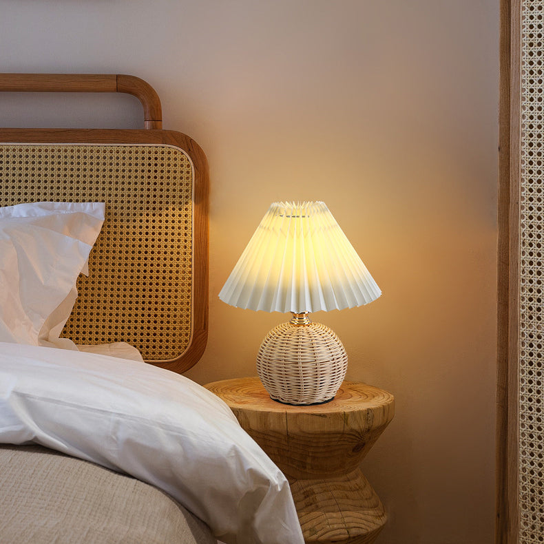 Lampa stołowa z plisowaną osłoną w stylu skandynawskim i oświetleniem LED