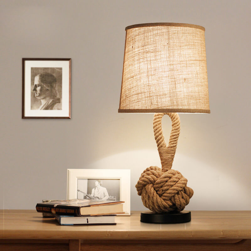 Lampa stołowa w stylu vintage z motywem węzłów