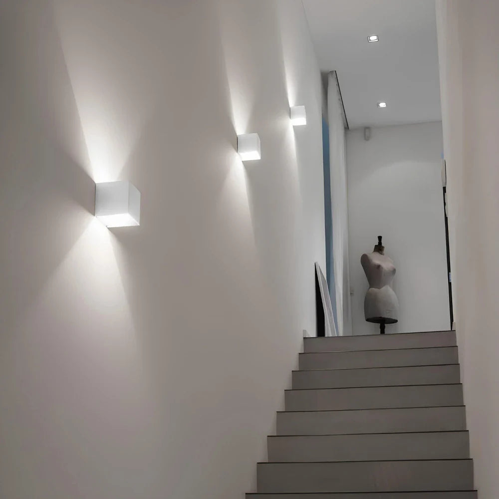 Regulowana solidna lampa ścienna do użytku wewnątrz lub na zewnątrz