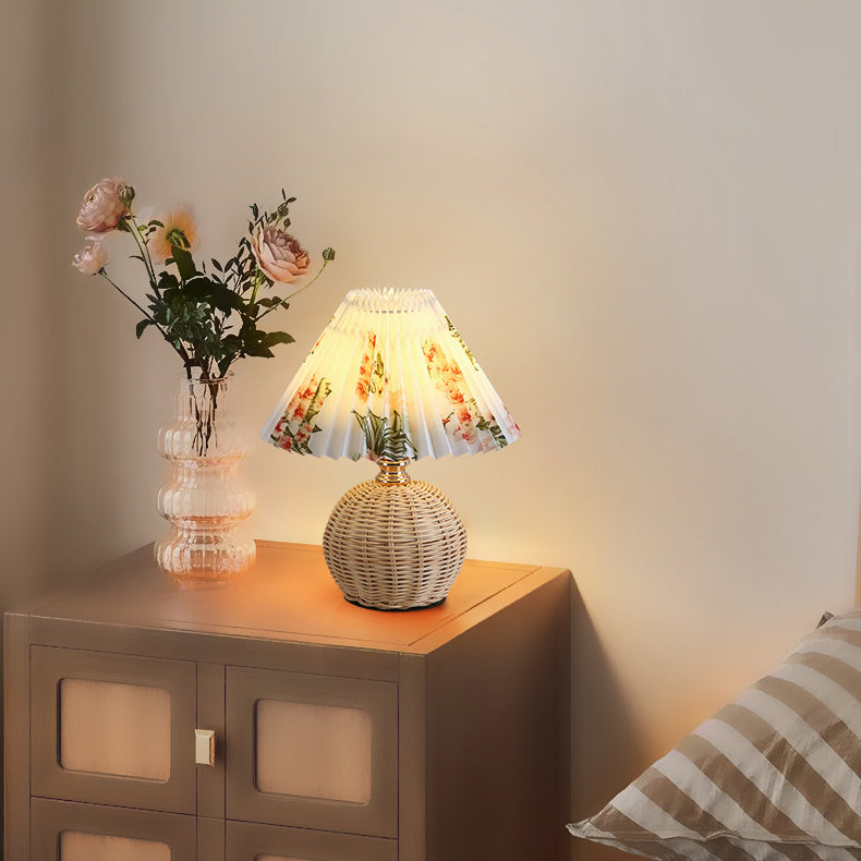 Lampa stołowa z plisowaną osłoną w stylu skandynawskim i oświetleniem LED