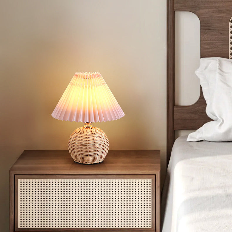 Lampa stołowa z plisowaną osłoną w stylu skandynawskim i oświetleniem LED
