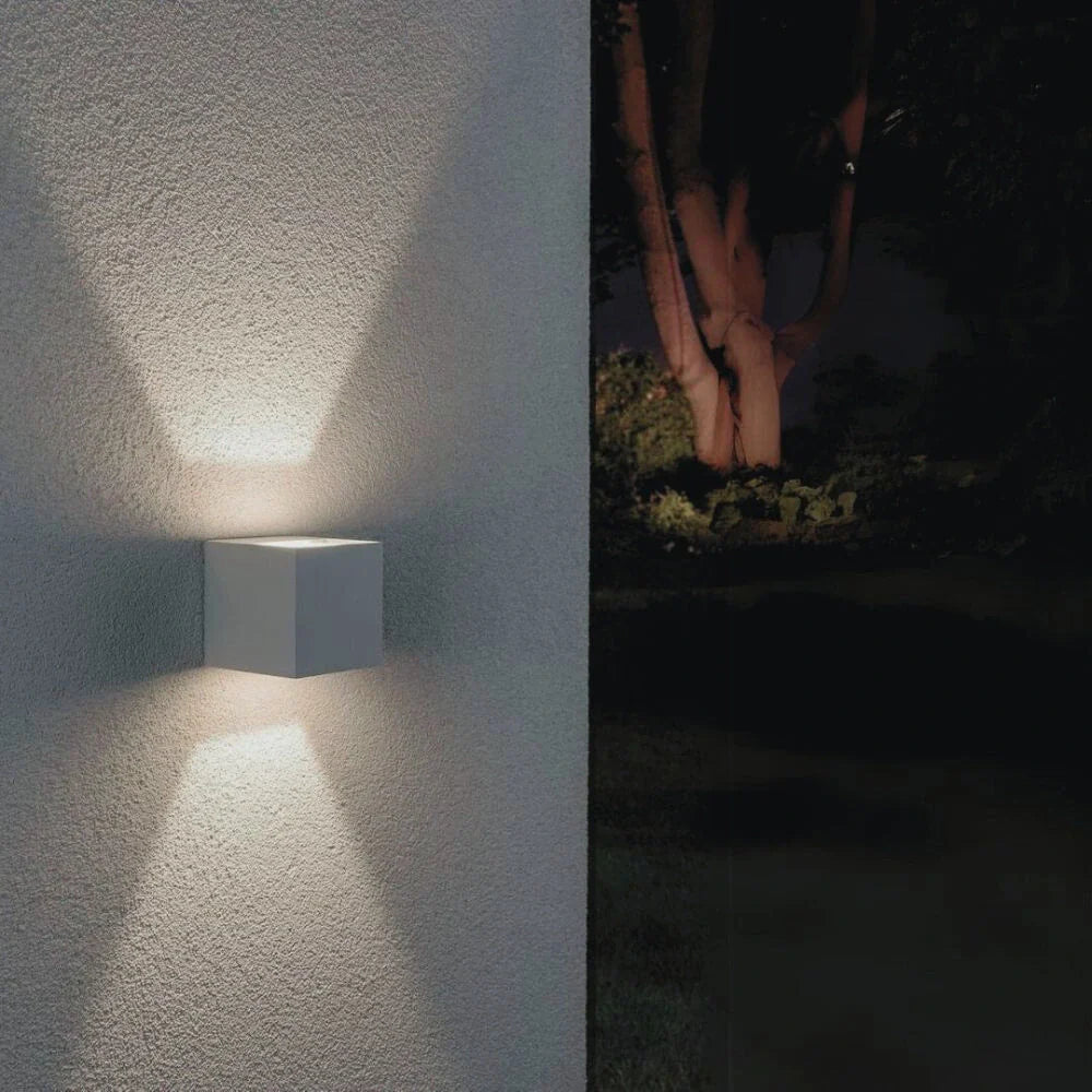 Nowoczesna lampa ścienna sześcienna z regulacją kąta światła