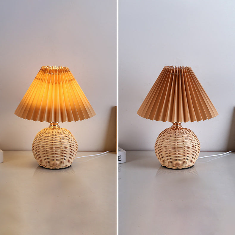Lampa stołowa z plisowaną osłoną w stylu skandynawskim i oświetleniem LED