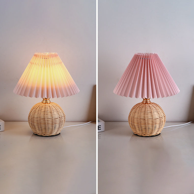 Lampa stołowa z plisowaną osłoną w stylu skandynawskim i oświetleniem LED