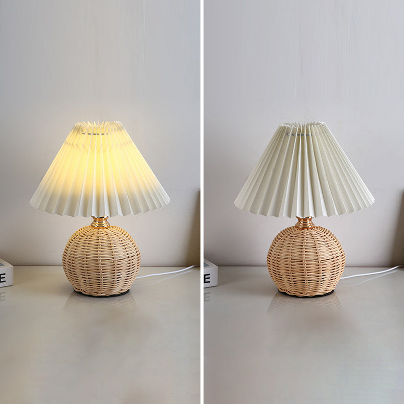 Lampa stołowa z plisowaną osłoną w stylu skandynawskim i oświetleniem LED