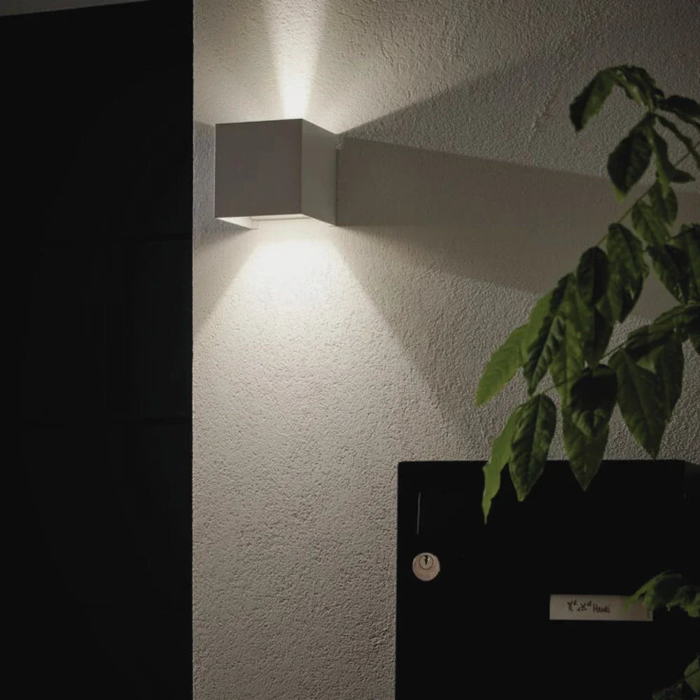 Nowoczesna lampa ścienna sześcienna z regulacją kąta światła