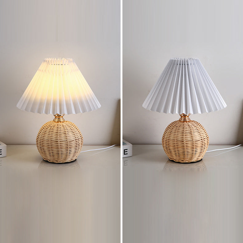 Lampa stołowa z plisowaną osłoną w stylu skandynawskim i oświetleniem LED