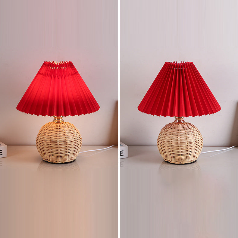 Lampa stołowa z plisowaną osłoną w stylu skandynawskim i oświetleniem LED
