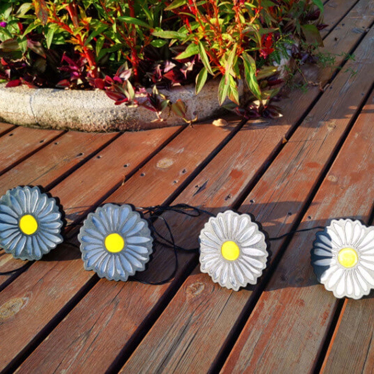 Nowoczesna lampka ogrodowa Daisy Solar String Lights do ogrodu