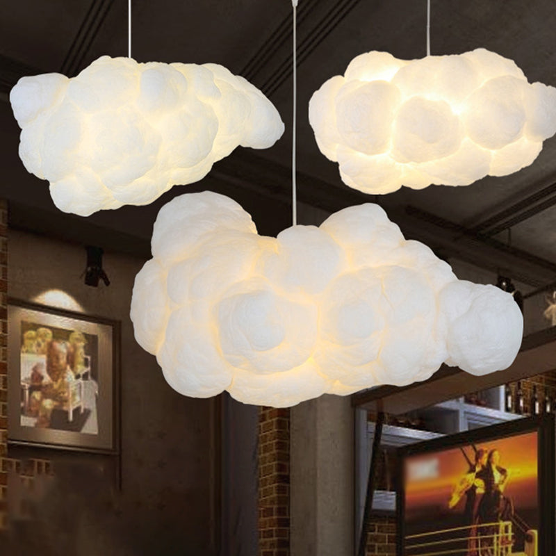 Przytulna nastrojowa lampa sufitowa z dwoma białymi kloszami