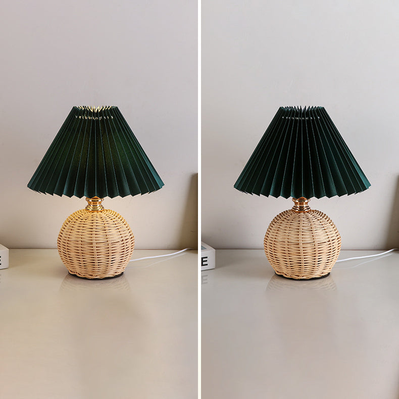 Lampa stołowa z plisowaną osłoną w stylu skandynawskim i oświetleniem LED