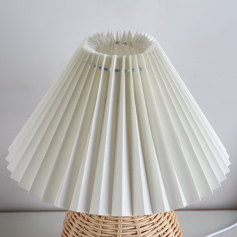 Lampa stołowa z plisowaną osłoną w stylu skandynawskim i oświetleniem LED