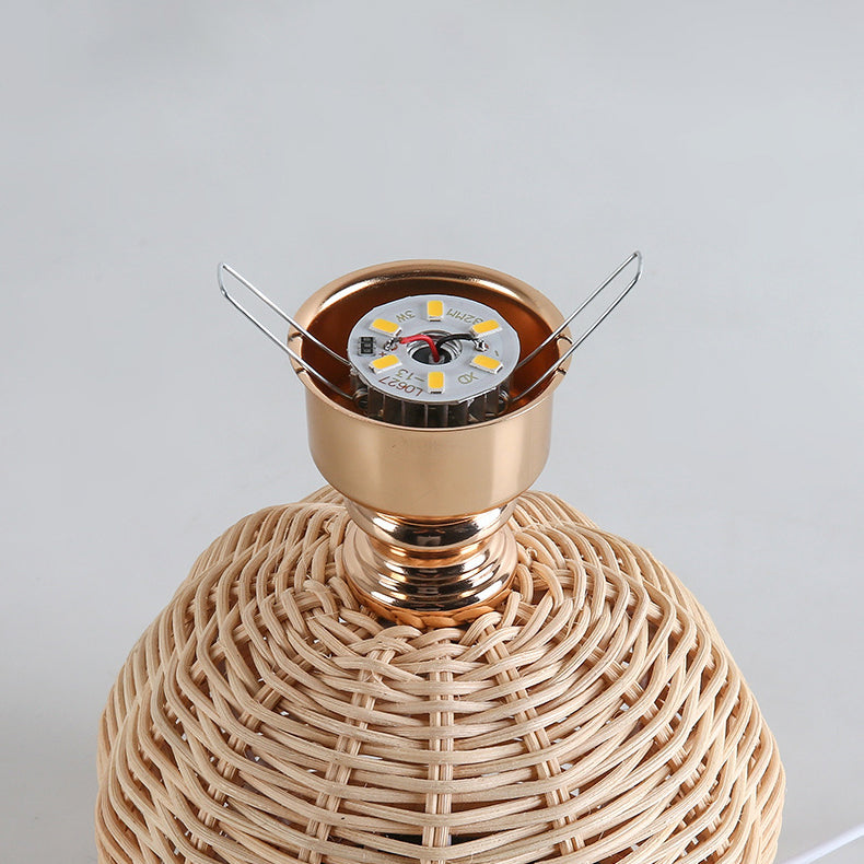 Lampa stołowa z plisowaną osłoną w stylu skandynawskim i oświetleniem LED