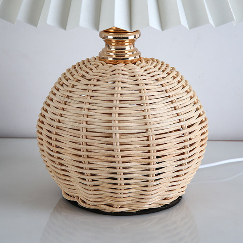 Lampa stołowa z plisowaną osłoną w stylu skandynawskim i oświetleniem LED