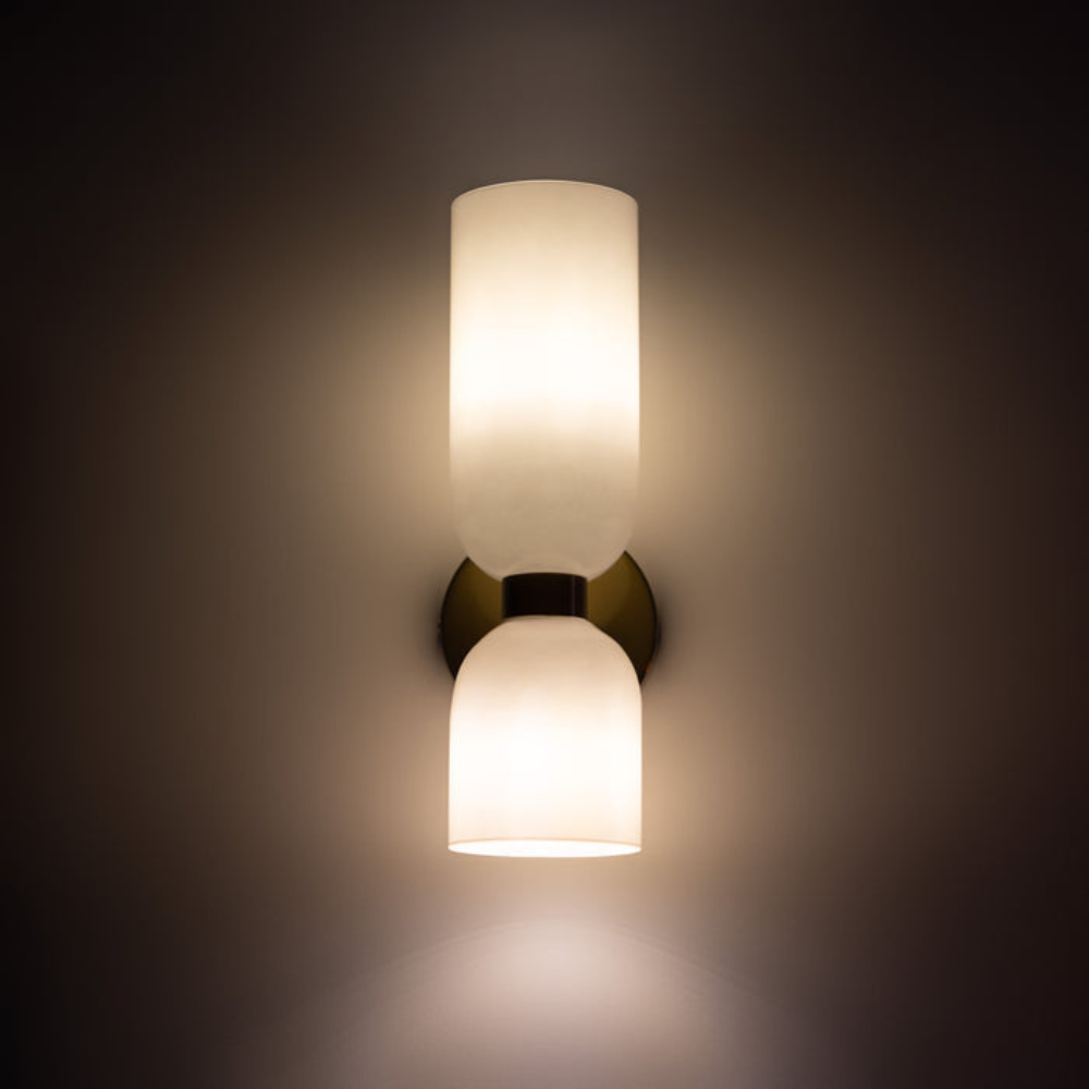 Lampa ścienna do sypialni z zaokrąglonym kloszem LED