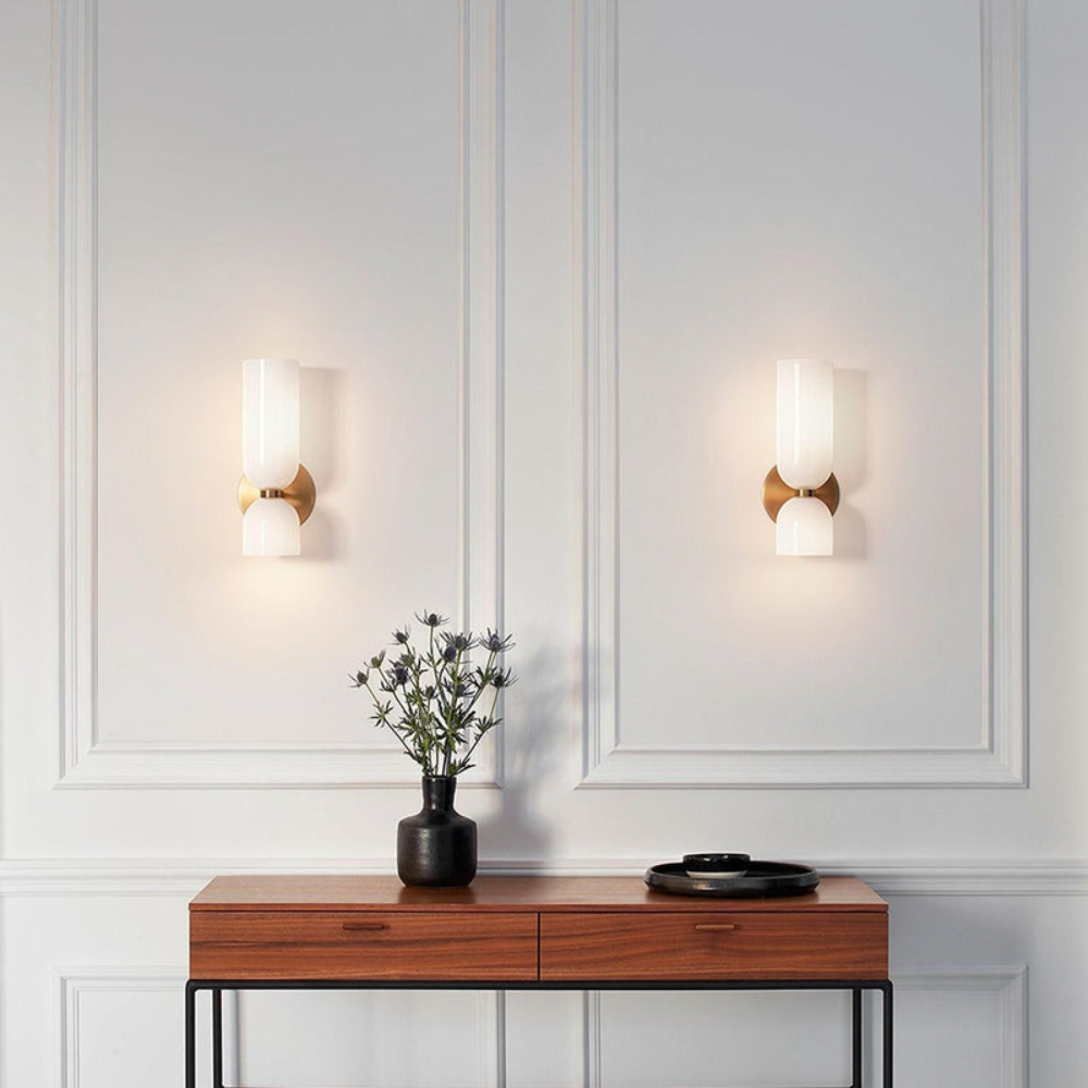 Lampa ścienna do sypialni z zaokrąglonym kloszem LED
