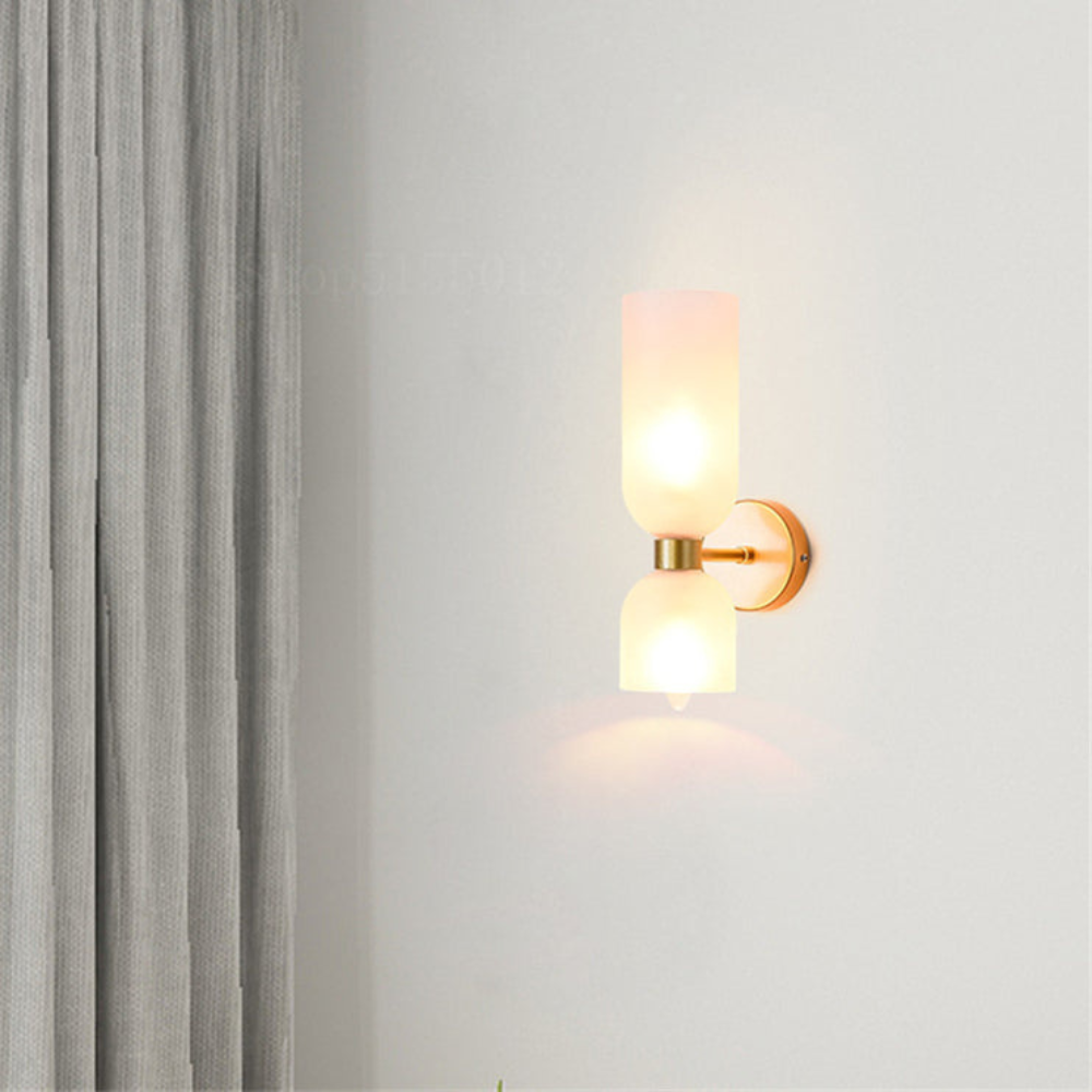 Lampa ścienna do sypialni z zaokrąglonym kloszem LED