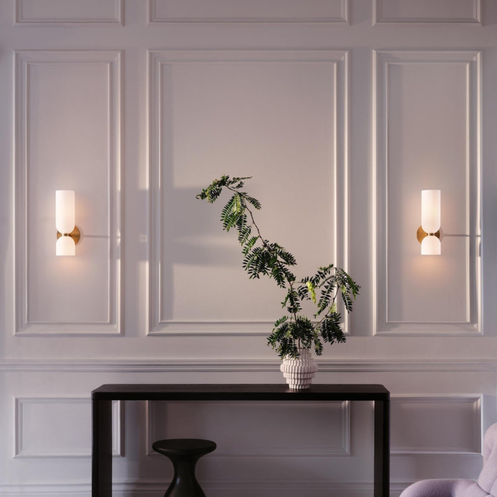Lampa ścienna do sypialni z zaokrąglonym kloszem LED
