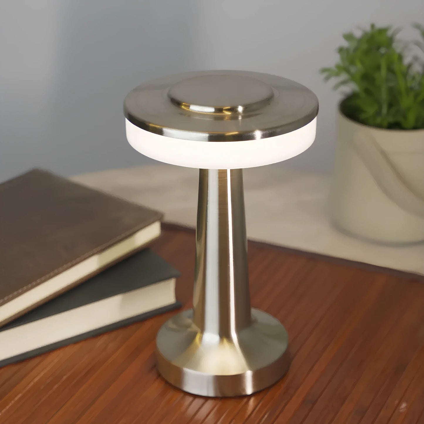 Współczesna smukła metalowa lampa stołowa LED