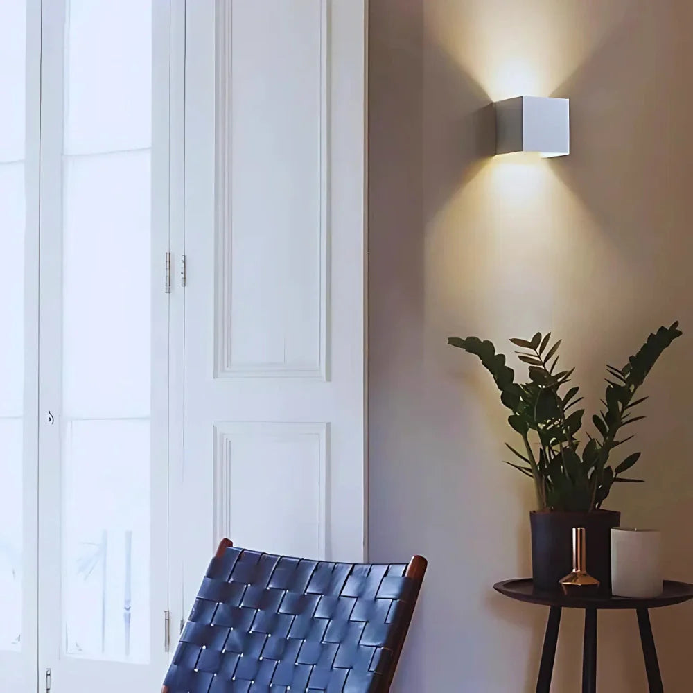 Regulowana solidna lampa ścienna do użytku wewnątrz lub na zewnątrz