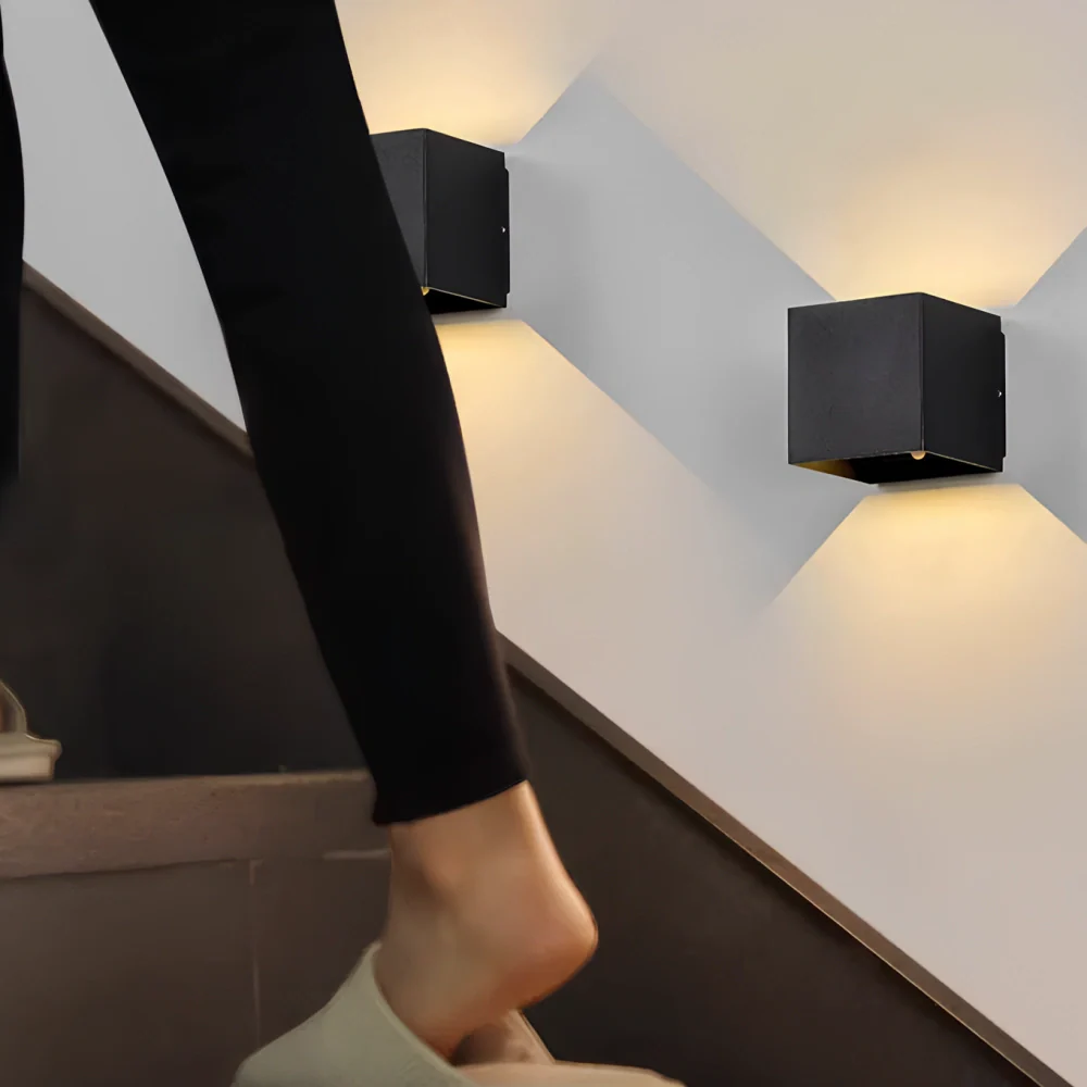 Nowoczesna lampa ścienna sześcienna z regulacją kąta światła