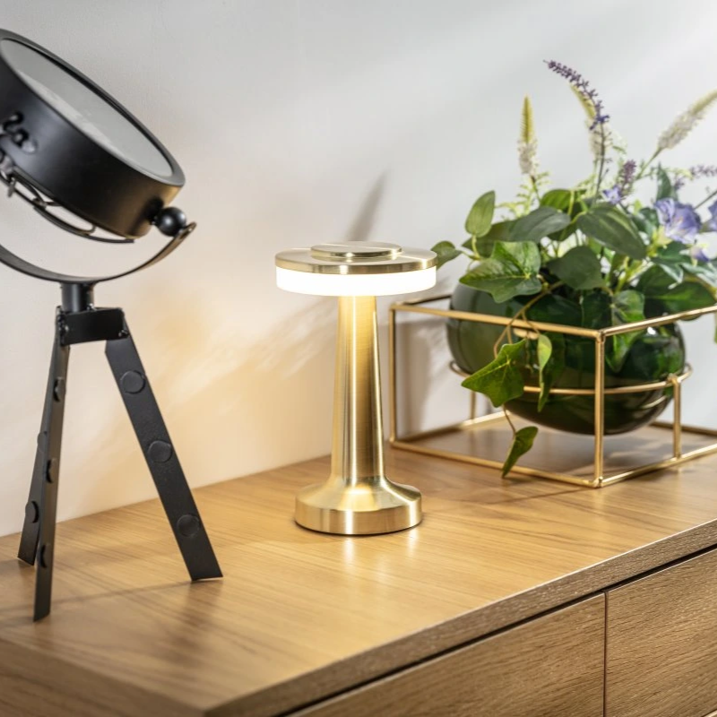 Współczesna smukła metalowa lampa stołowa LED