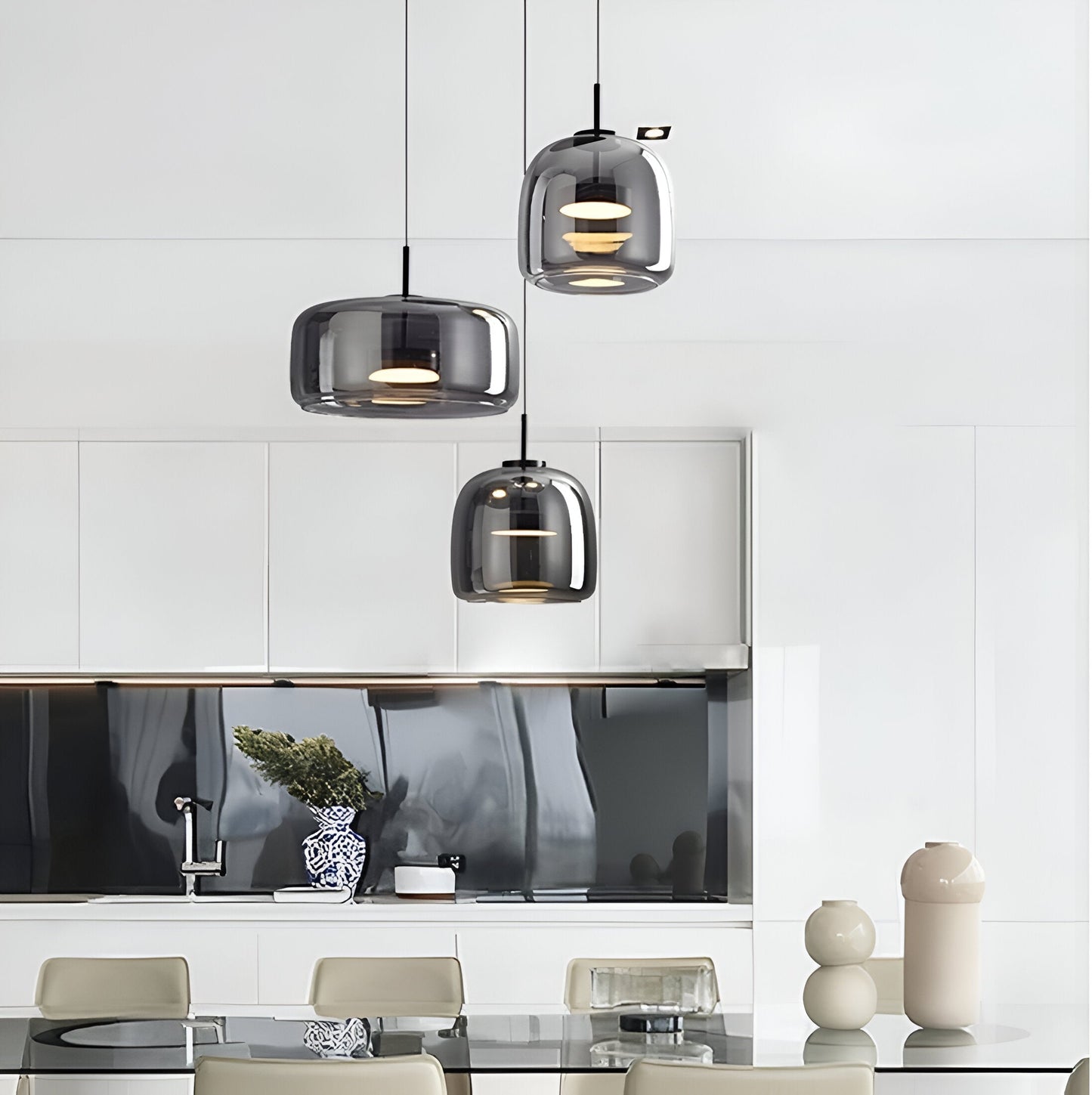 Lampa wisząca w stylu mid-century z trzema kloszami i regulowanymi przewodami
